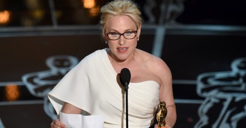 22fev2015---patricia-arquette-vencedora-do-oscar-de-melhor-atriz-coadjuvante-por-patricia-arquette-de-boyhood---da-infancia-a-juventude-discursa-sobre-igualdade-de-direitos-para-mulheres-1424660923037_956x500